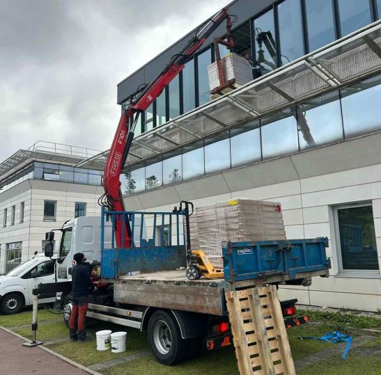 Démolition de bureau avec évacuation camion grue